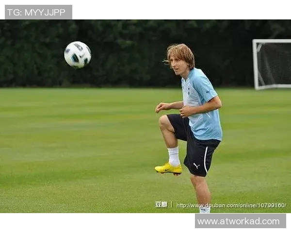 足球明星长发造型男生照片欣赏展现个性与魅力的时尚风采